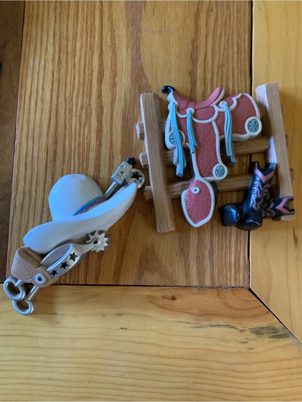 Western Saddle & Hat Wall Décor Set - Pink, Teal, White
